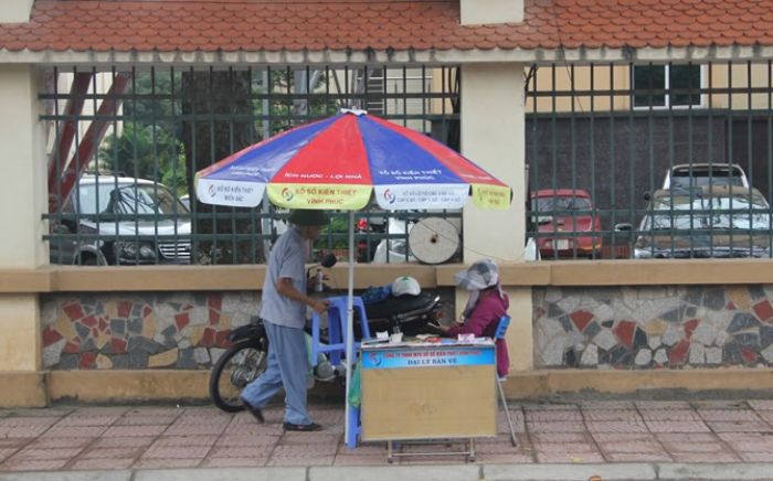 Ghi số đề tại các điểm bán vé số